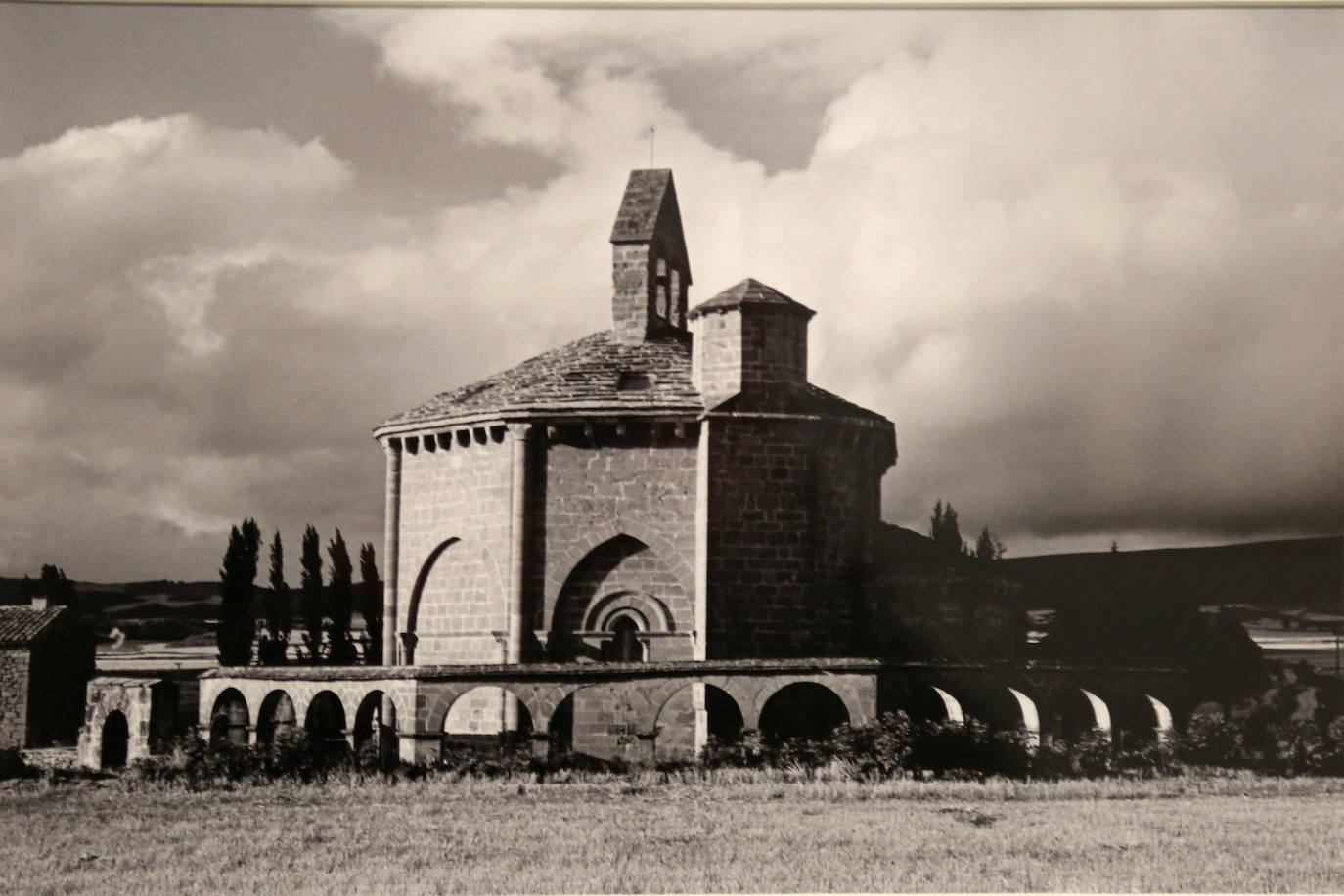 Todas las series en las que Antton Elizegi ha plasmado su trabajo están representadas en una exposición que recoge la mirada, muy personal, que ha dirigido al entorno.