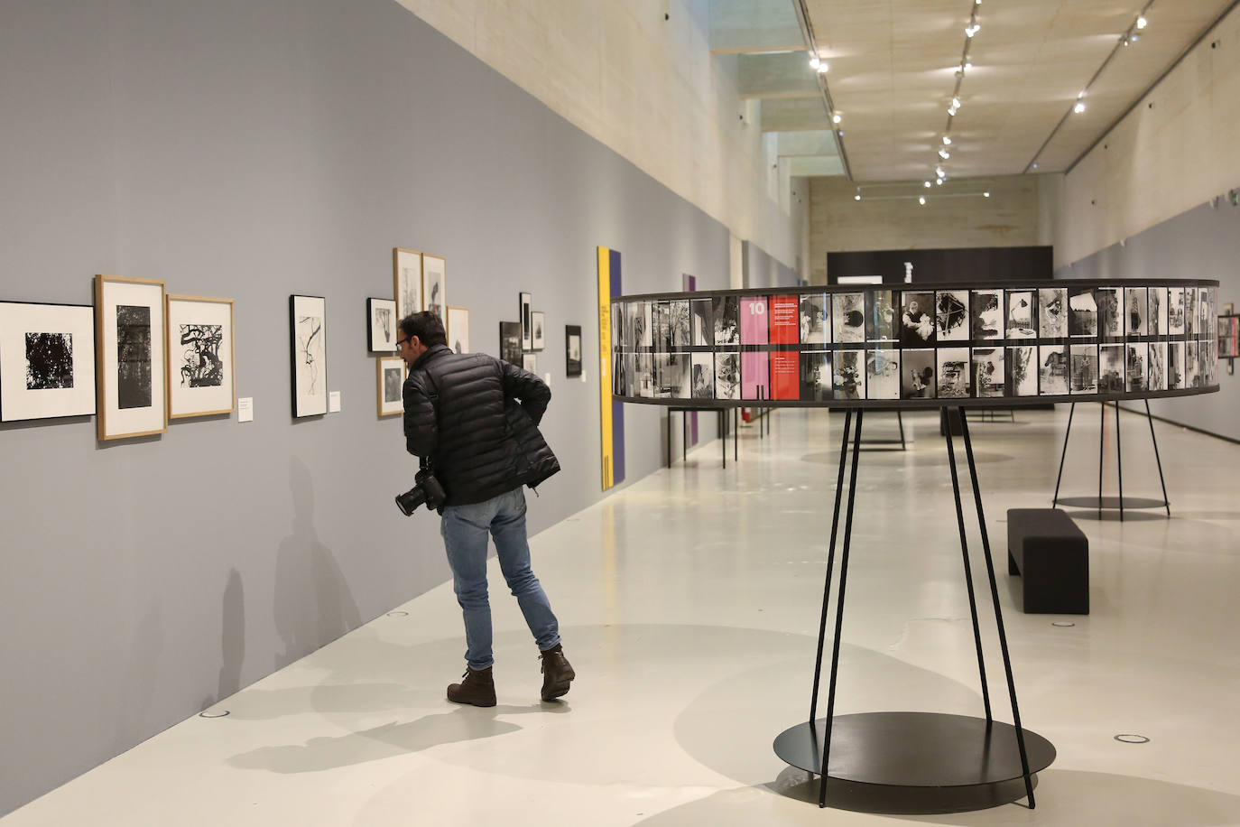 Todas las series en las que Antton Elizegi ha plasmado su trabajo están representadas en una exposición que recoge la mirada, muy personal, que ha dirigido al entorno.