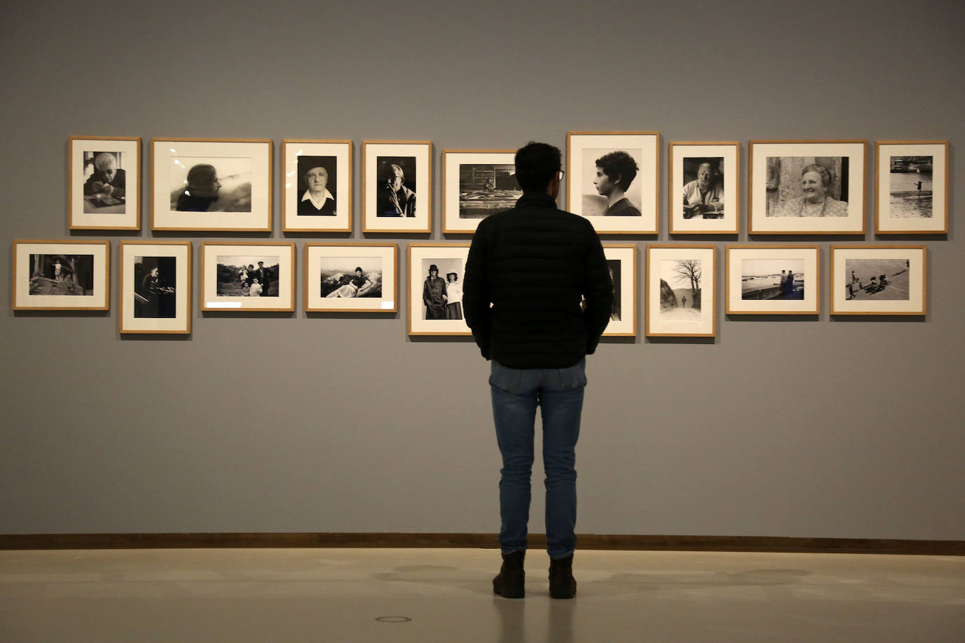 Todas las series en las que Antton Elizegi ha plasmado su trabajo están representadas en una exposición que recoge la mirada, muy personal, que ha dirigido al entorno.