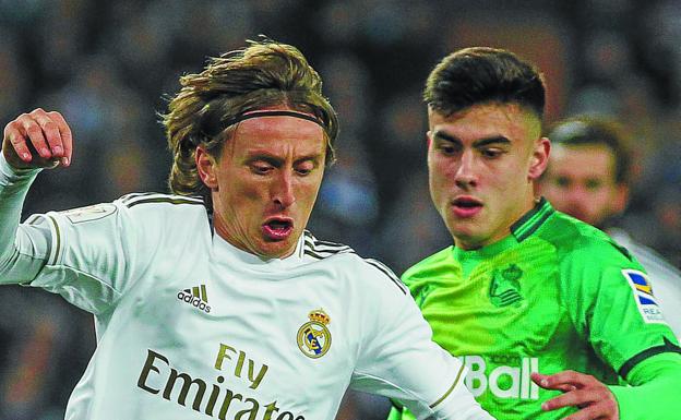 Barrenetxea intenta cortar el avance de Modric anoche en el Bernabéu. 