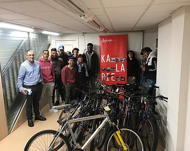 Los ganadores posan sonrientes con Higinio Otazu, Clemen Estebán e Itxaso Agirre en la sede de Kalapie.