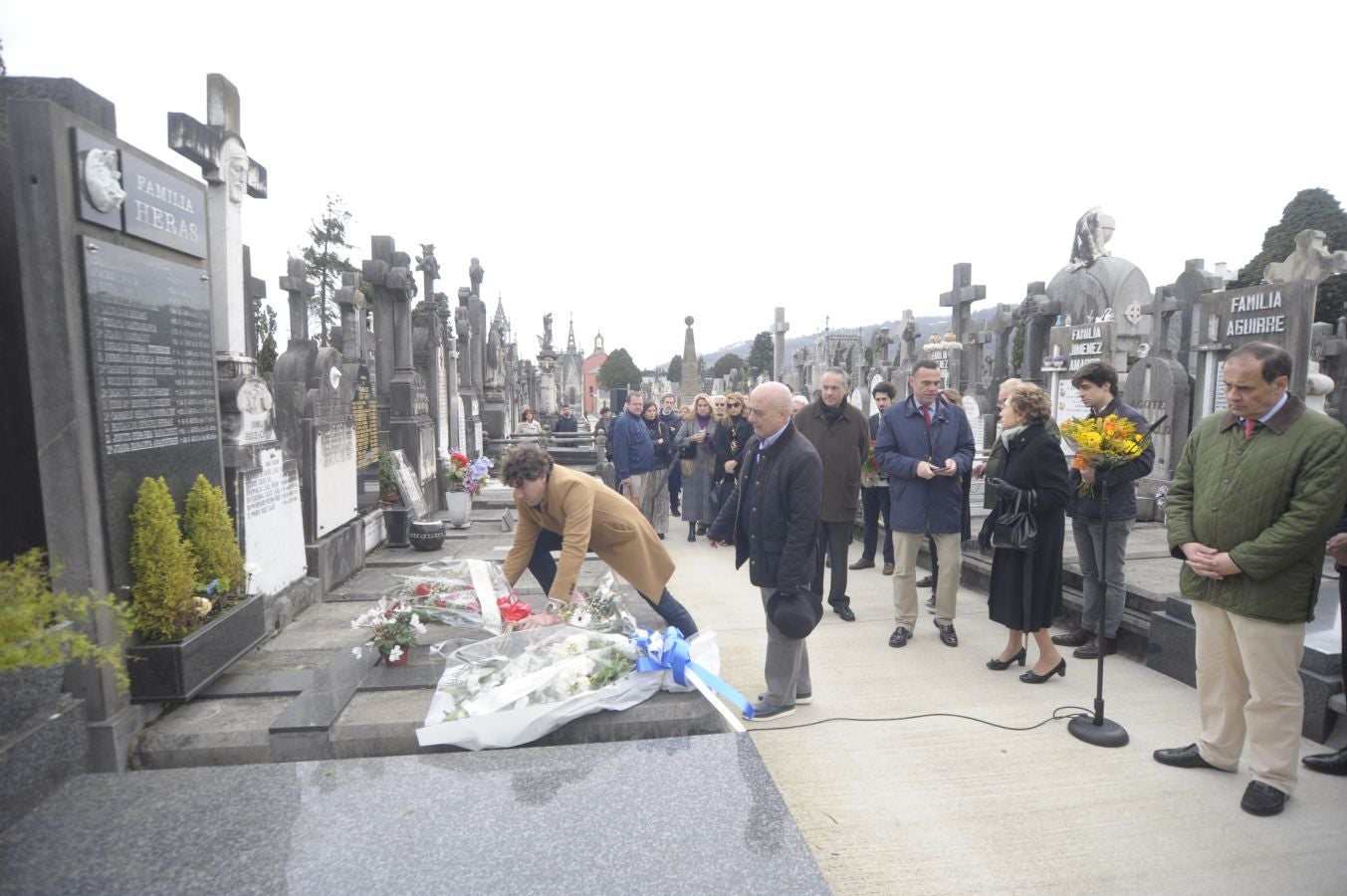 El alcalde Goia, Manuel Valls y Adolfo Suárez Illana asisten en San Sebastián al homenaje por el histórico socialista asesinado hace 24 años.