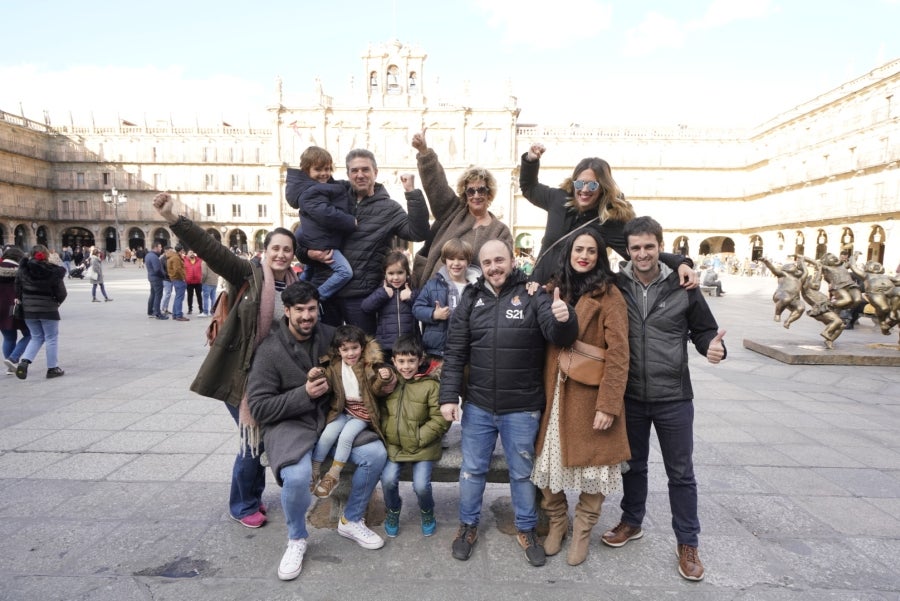 La afición de la Real Sociedad acompaña a las jugadoras y se prepara para la final de la Supercopa, en Salamanca. 