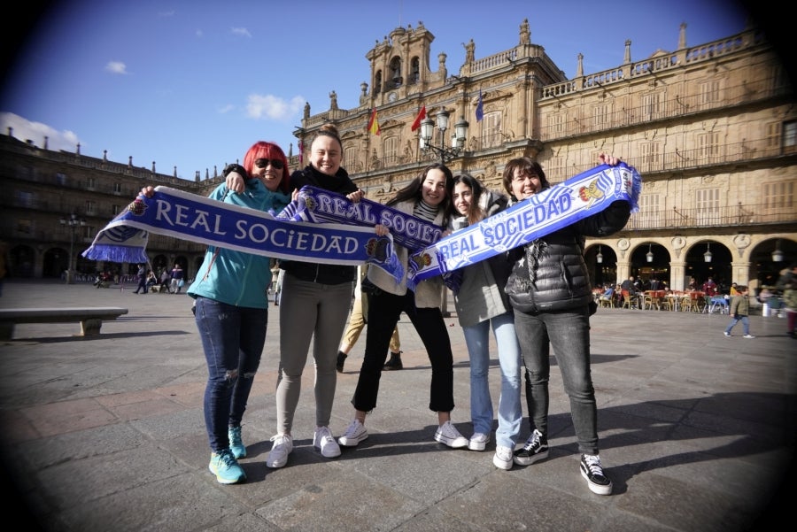 La afición de la Real Sociedad acompaña a las jugadoras y se prepara para la final de la Supercopa, en Salamanca. 
