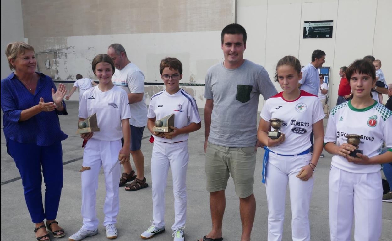 Entrega de trofeos del I Campeonato Miguel Gallastegi en el frontón de Miramon, en septiembre.