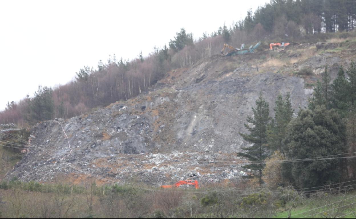 Vista de la gran capa de restos del vertedero que se derrumbó sobre la AP-8 y la variante de Ermua.