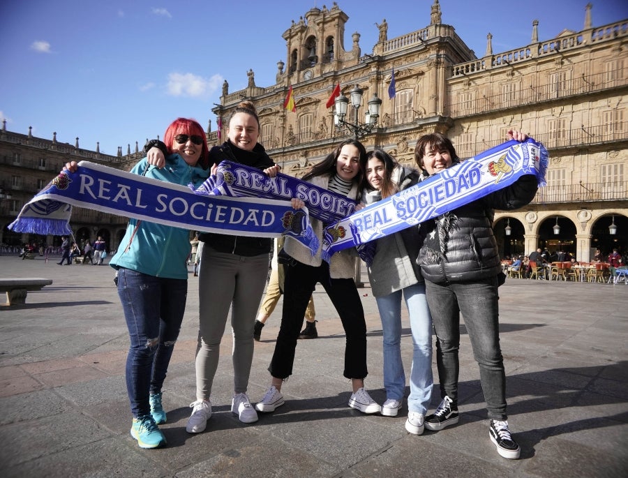 La afición de la Real Sociedad acompaña a las jugadoras y se prepara para la final de la Supercopa, en Salamanca. 