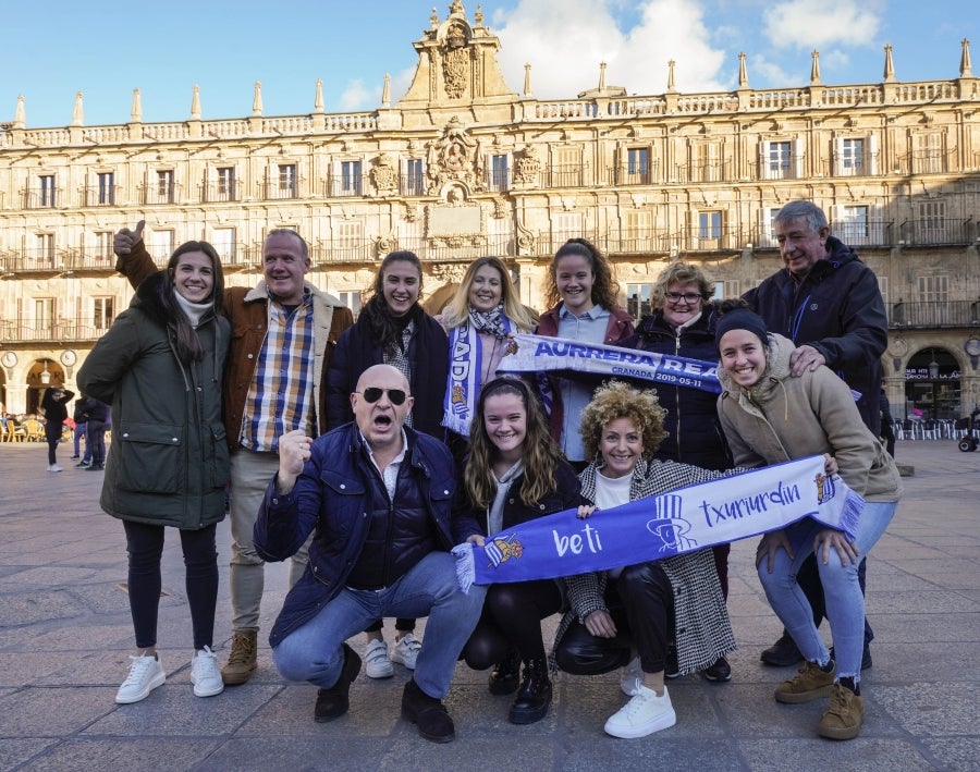 La afición de la Real Sociedad acompaña a las jugadoras y se prepara para la final de la Supercopa, en Salamanca. 