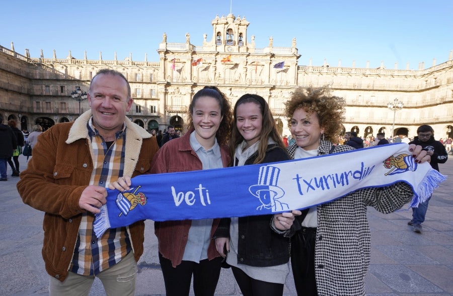 La afición de la Real Sociedad acompaña a las jugadoras y se prepara para la final de la Supercopa, en Salamanca. 