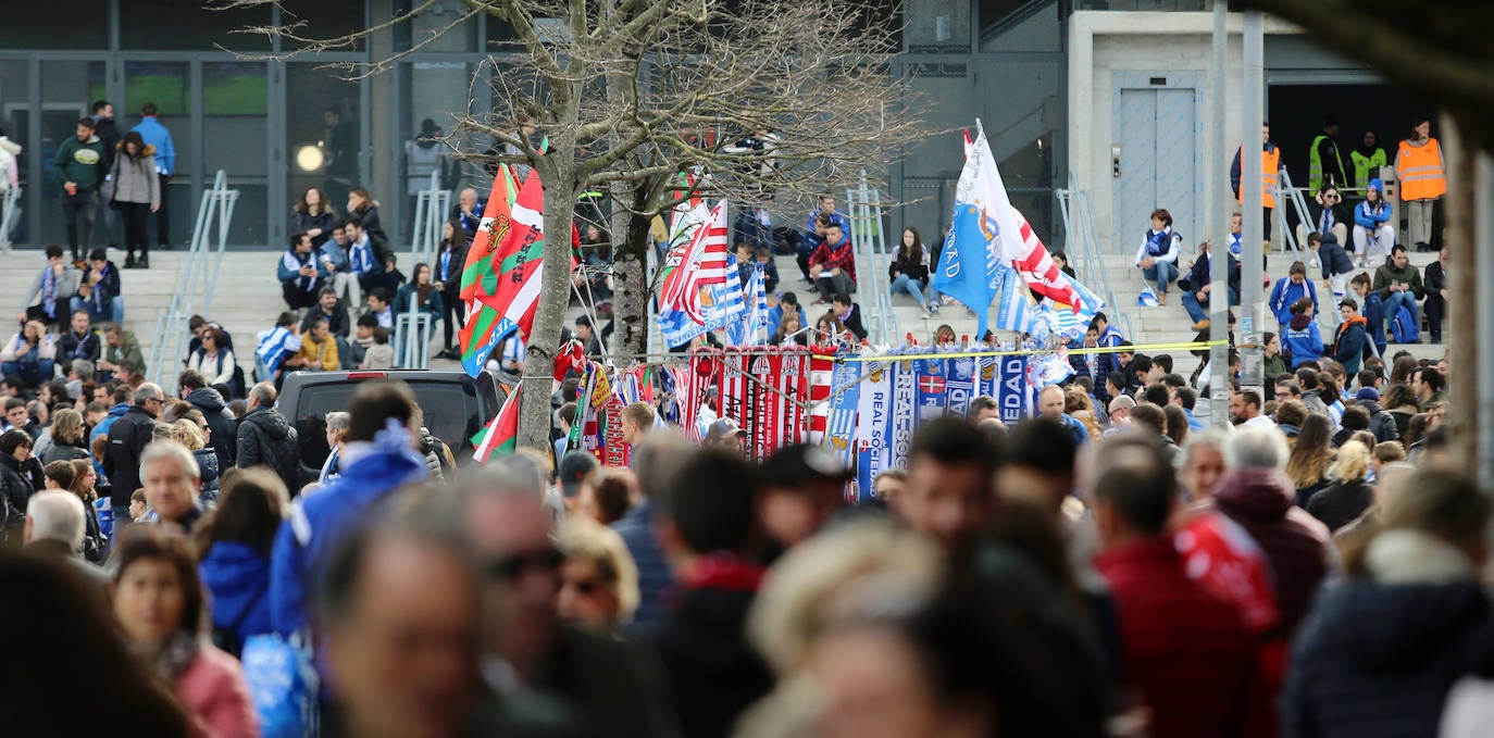 La afición txuri-urdin ha llenado las calles de Amara horas antes del partido, aprovechando la final de la Super Copa femenina.