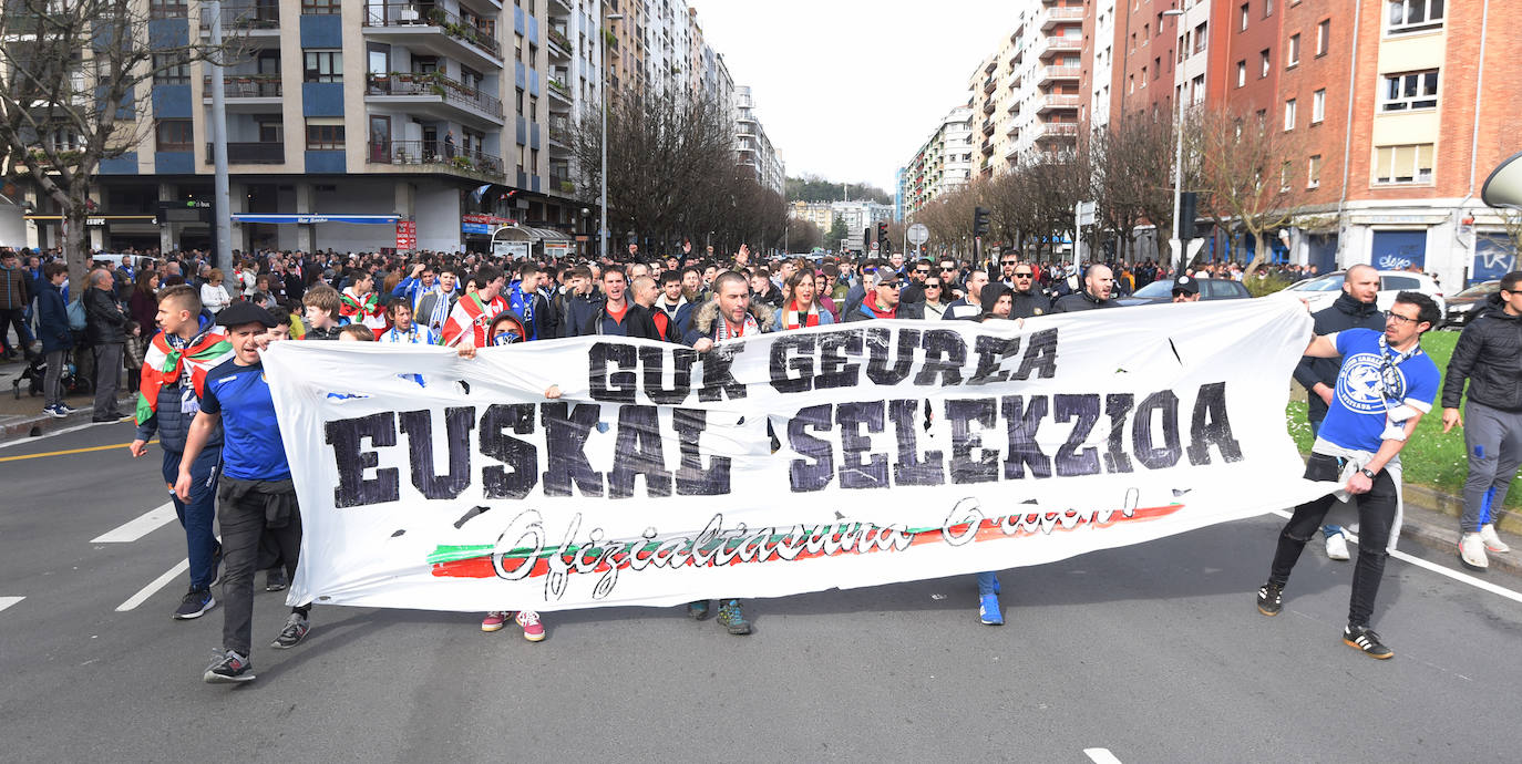 La afición txuri-urdin ha llenado las calles de Amara horas antes del partido, aprovechando la final de la Super Copa femenina.