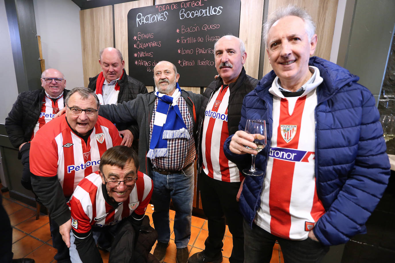 La afición txuri-urdin ha llenado las calles de Amara horas antes del partido, aprovechando la final de la Super Copa femenina.