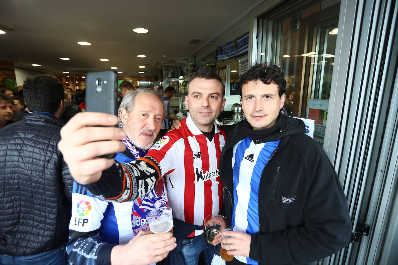 La afición txuri-urdin ha llenado las calles de Amara horas antes del partido, aprovechando la final de la Super Copa femenina.