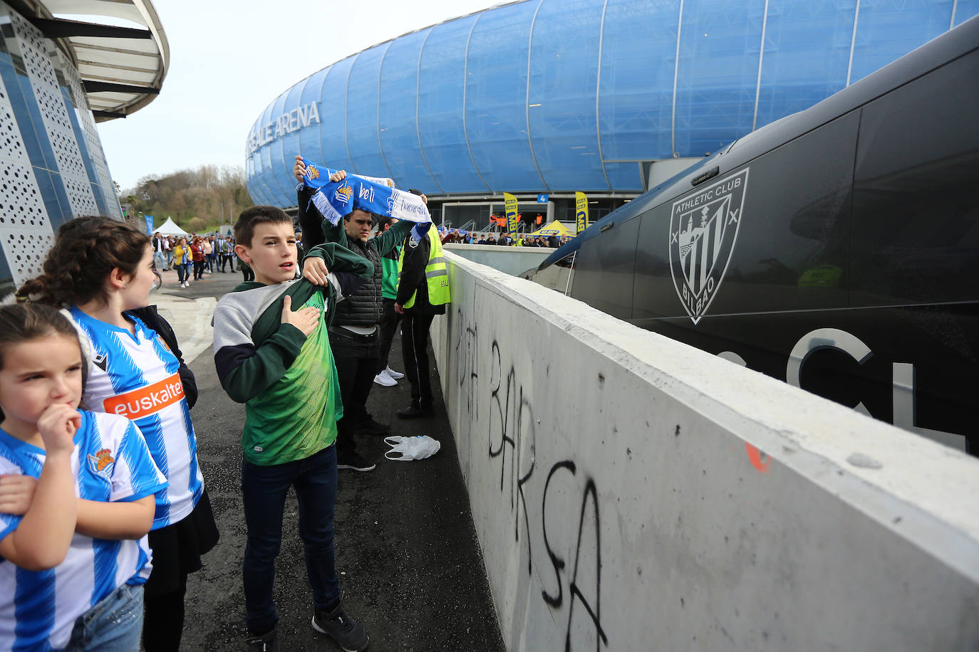 La afición txuri-urdin ha llenado las calles de Amara horas antes del partido, aprovechando la final de la Super Copa femenina.