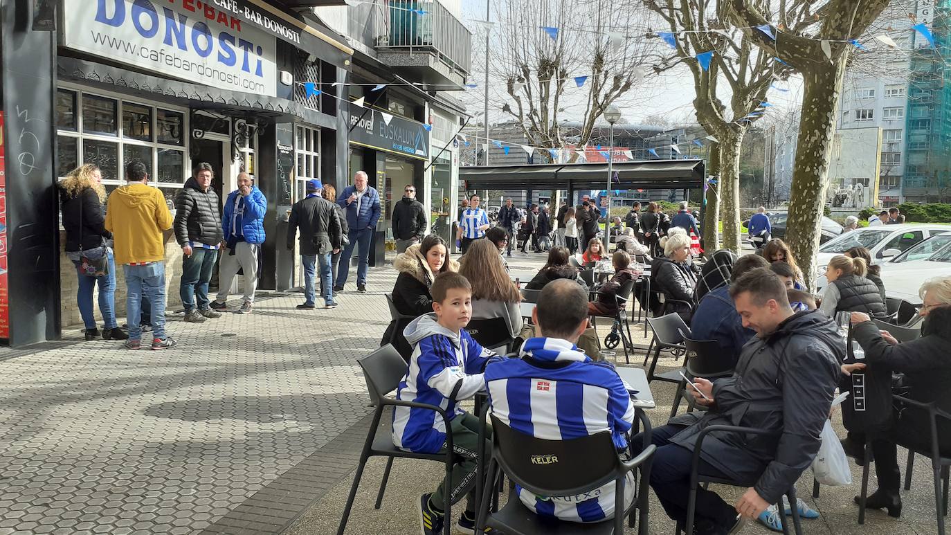 La afición txuri-urdin ha llenado las calles de Amara horas antes del partido, aprovechando la final de la Super Copa femenina.