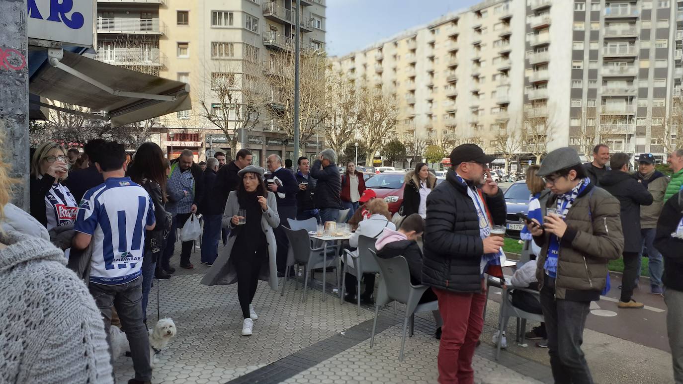La afición txuri-urdin ha llenado las calles de Amara horas antes del partido, aprovechando la final de la Super Copa femenina.