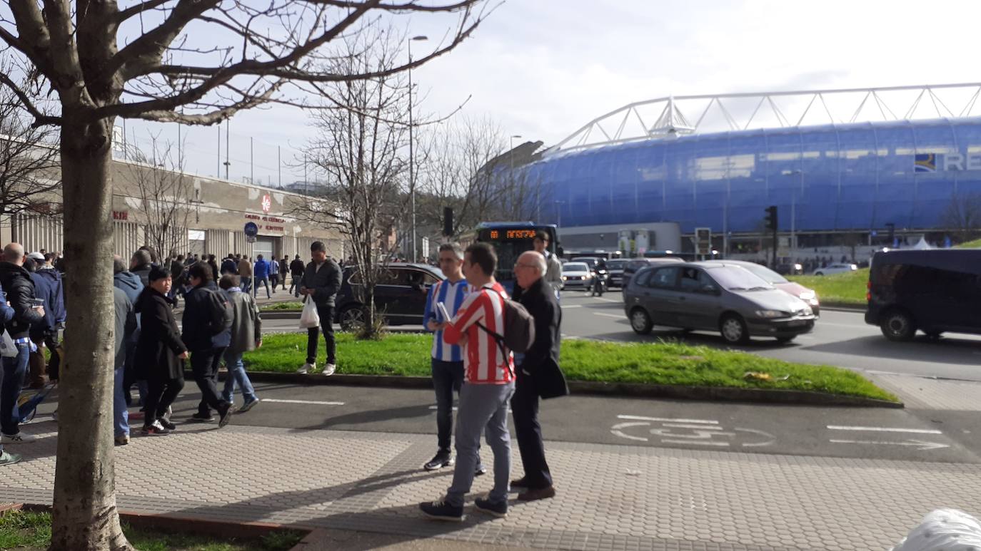 La afición txuri-urdin ha llenado las calles de Amara horas antes del partido, aprovechando la final de la Super Copa femenina.