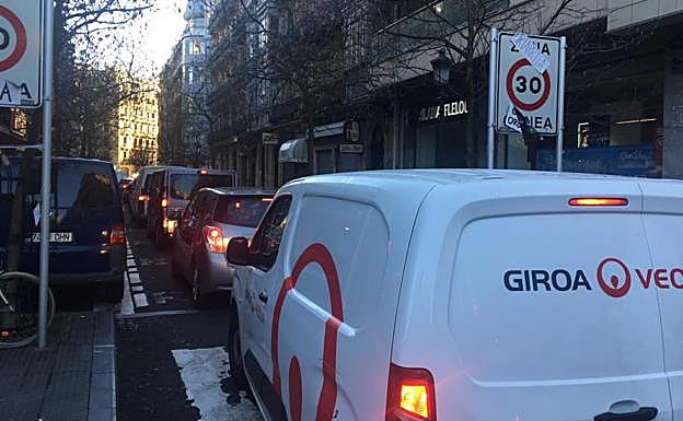 El acceso a Larramendi desde Urbieta, colapsado el pasado jueves a las 9 de la mañana. 