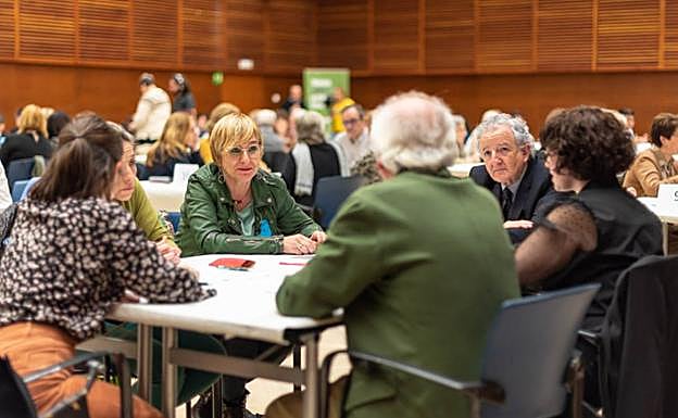 Aitziber San Román y José Mari Aramendi, en una de las mesas.