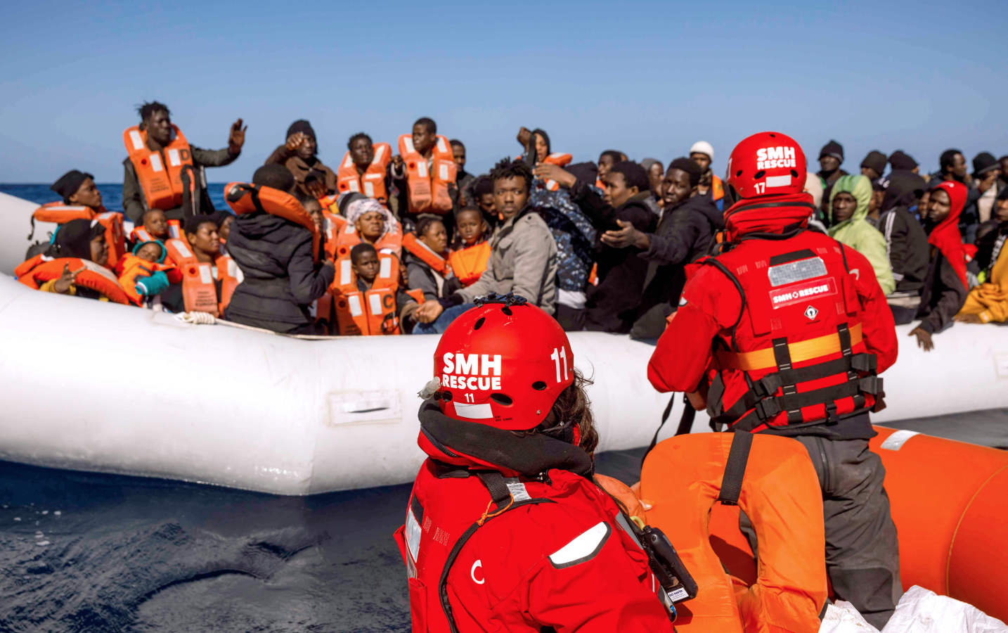 El 'Aita Mari' localizó la patera de goma y acudió en su ayuda