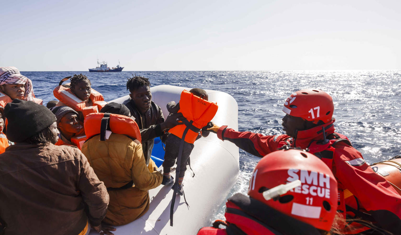 El 'Aita Mari' localizó la patera de goma y acudió en su ayuda