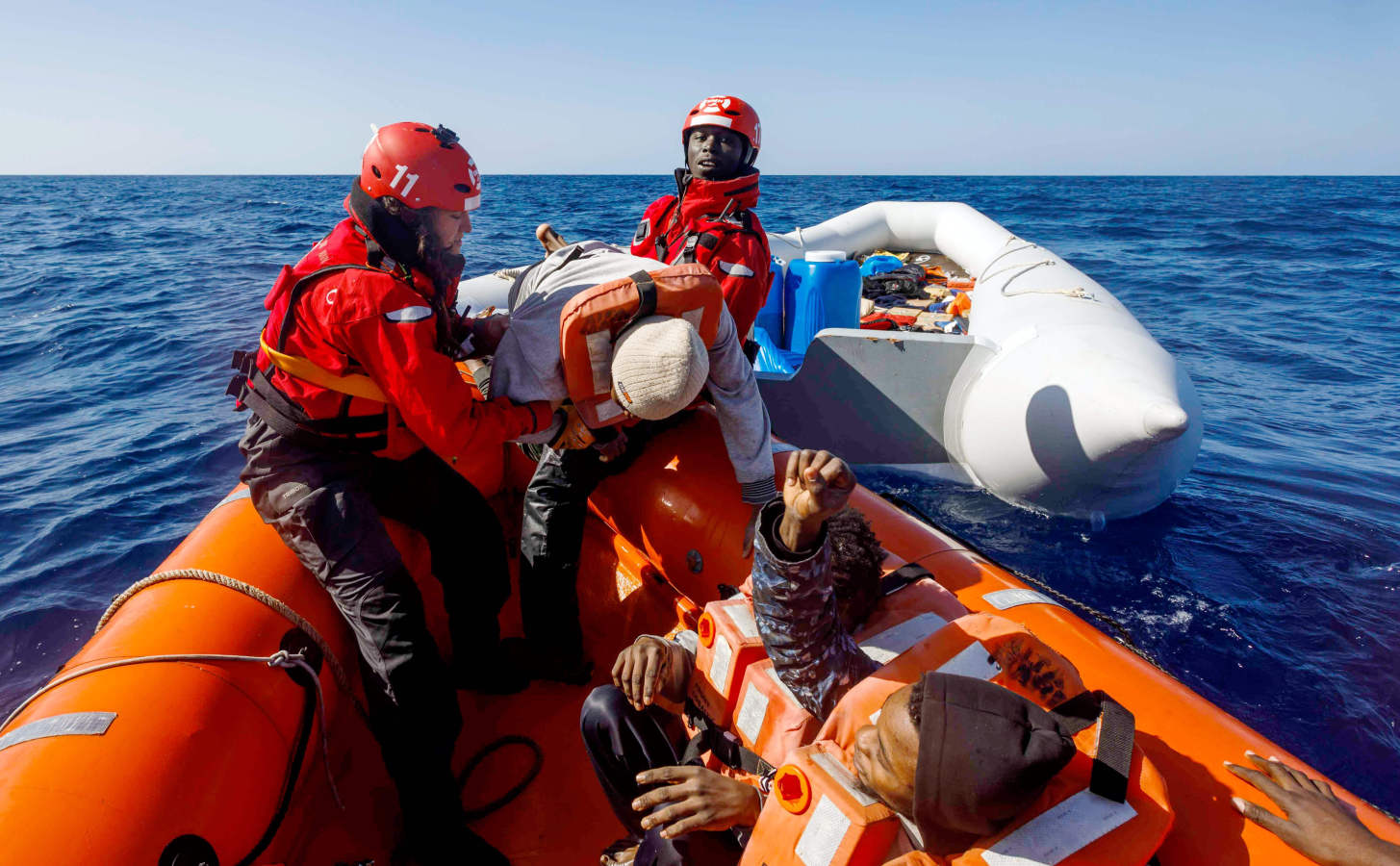 El 'Aita Mari' localizó la patera de goma y acudió en su ayuda