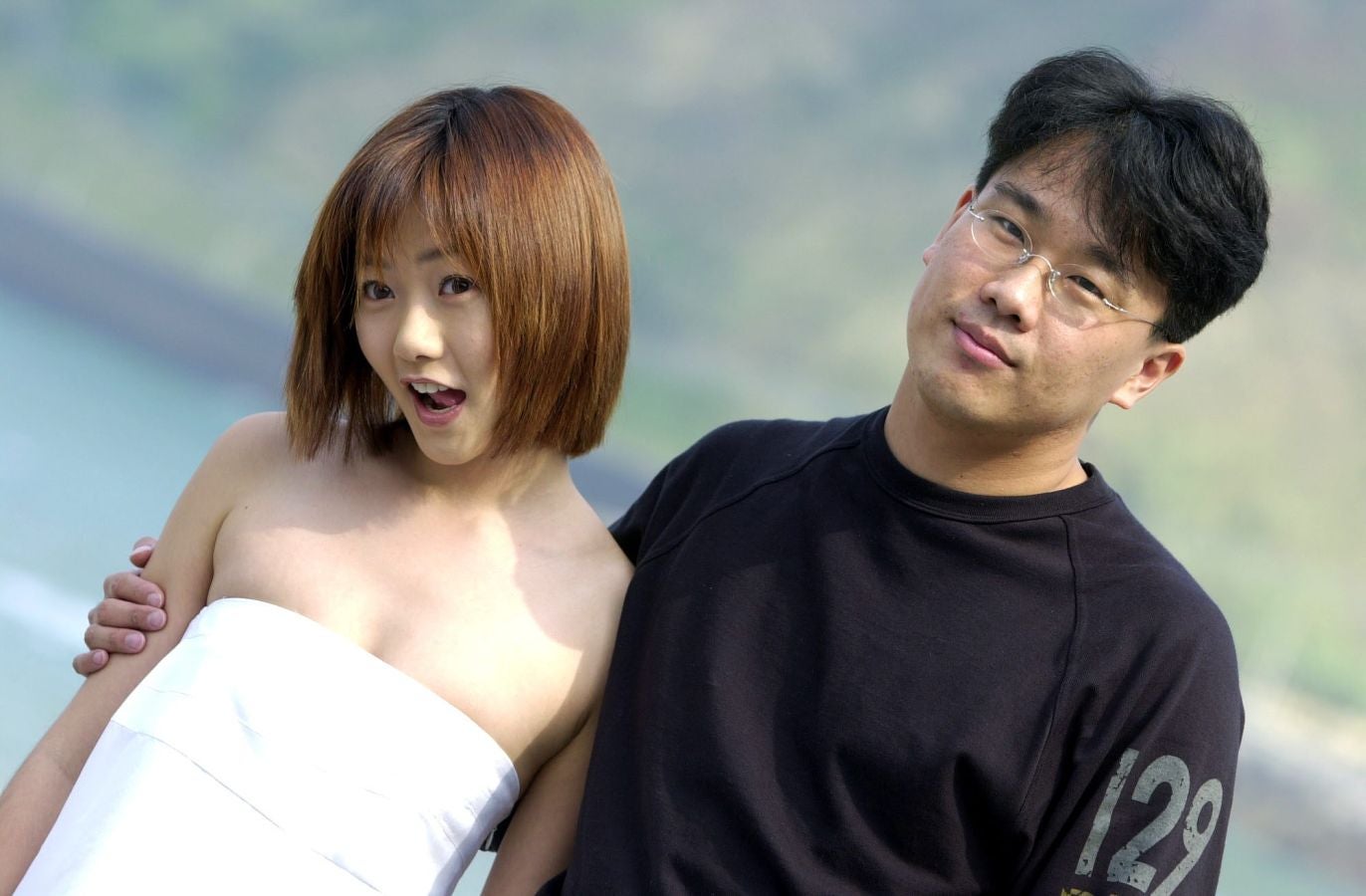 El director, Bong Joon-Ho, junto a la actriz coreana, Bae Doo-Na, en el photocall de la presentación de la película 'Barking dogs never bite' en el Zinemaldia del año 2000.