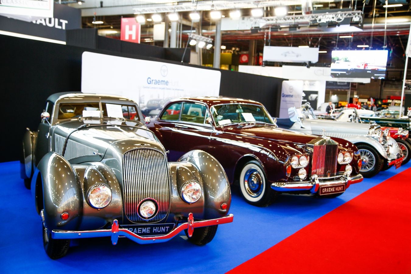La historia del automovilismo se ha congregado estos días en el salón Rétromobile de París donde se han podido ver modelos legendarios de marcas como Renault, Ferrari, Citroen, Lamborghini, Ford, Mercedes, Porsche y Bugatti entre muchas otras.
