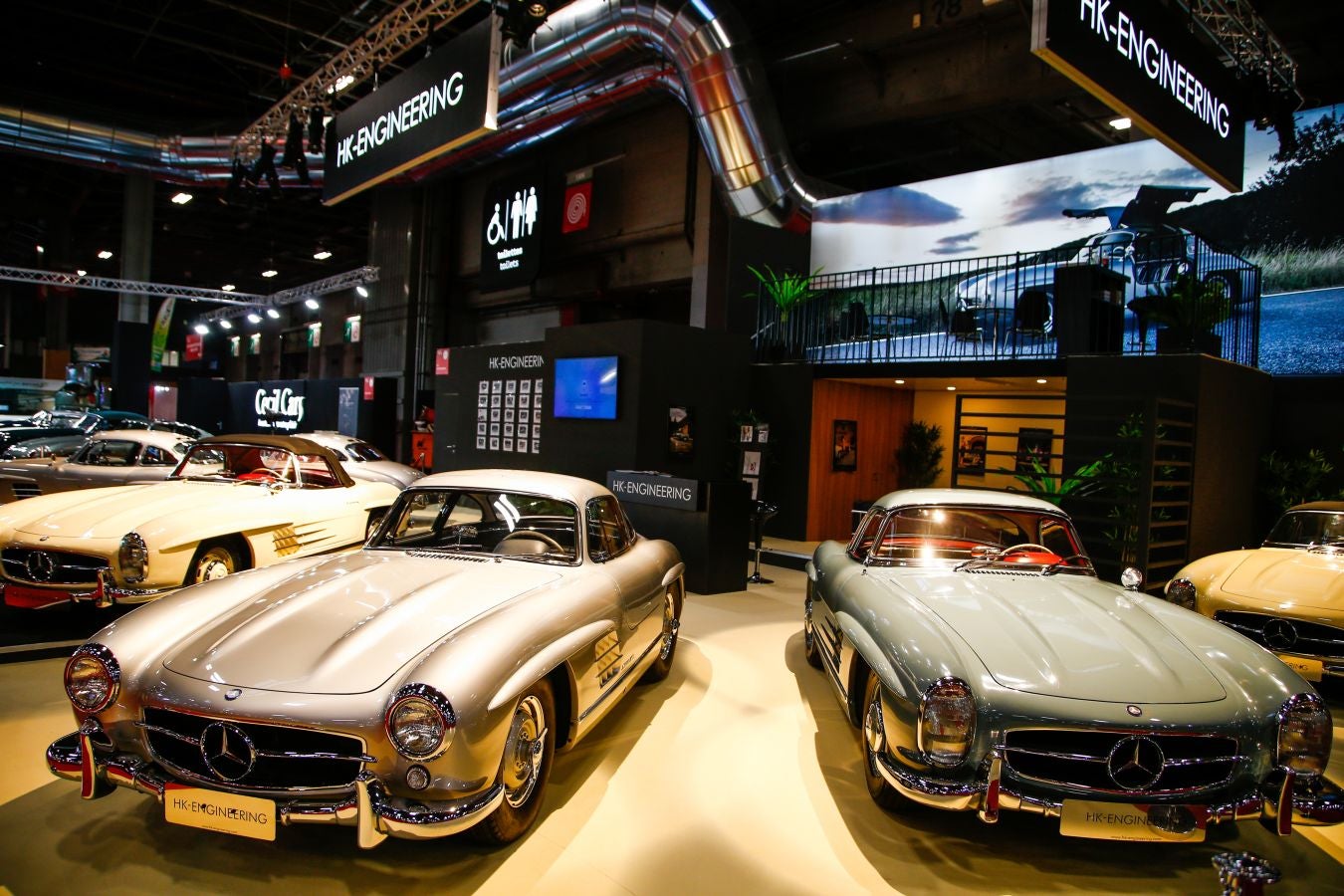 La historia del automovilismo se ha congregado estos días en el salón Rétromobile de París donde se han podido ver modelos legendarios de marcas como Renault, Ferrari, Citroen, Lamborghini, Ford, Mercedes, Porsche y Bugatti entre muchas otras.