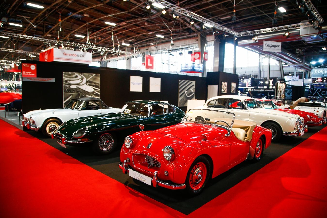 La historia del automovilismo se ha congregado estos días en el salón Rétromobile de París donde se han podido ver modelos legendarios de marcas como Renault, Ferrari, Citroen, Lamborghini, Ford, Mercedes, Porsche y Bugatti entre muchas otras.