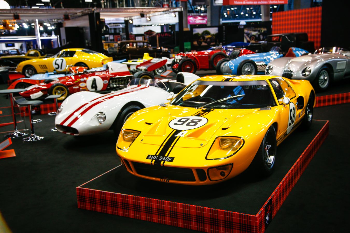 La historia del automovilismo se ha congregado estos días en el salón Rétromobile de París donde se han podido ver modelos legendarios de marcas como Renault, Ferrari, Citroen, Lamborghini, Ford, Mercedes, Porsche y Bugatti entre muchas otras.