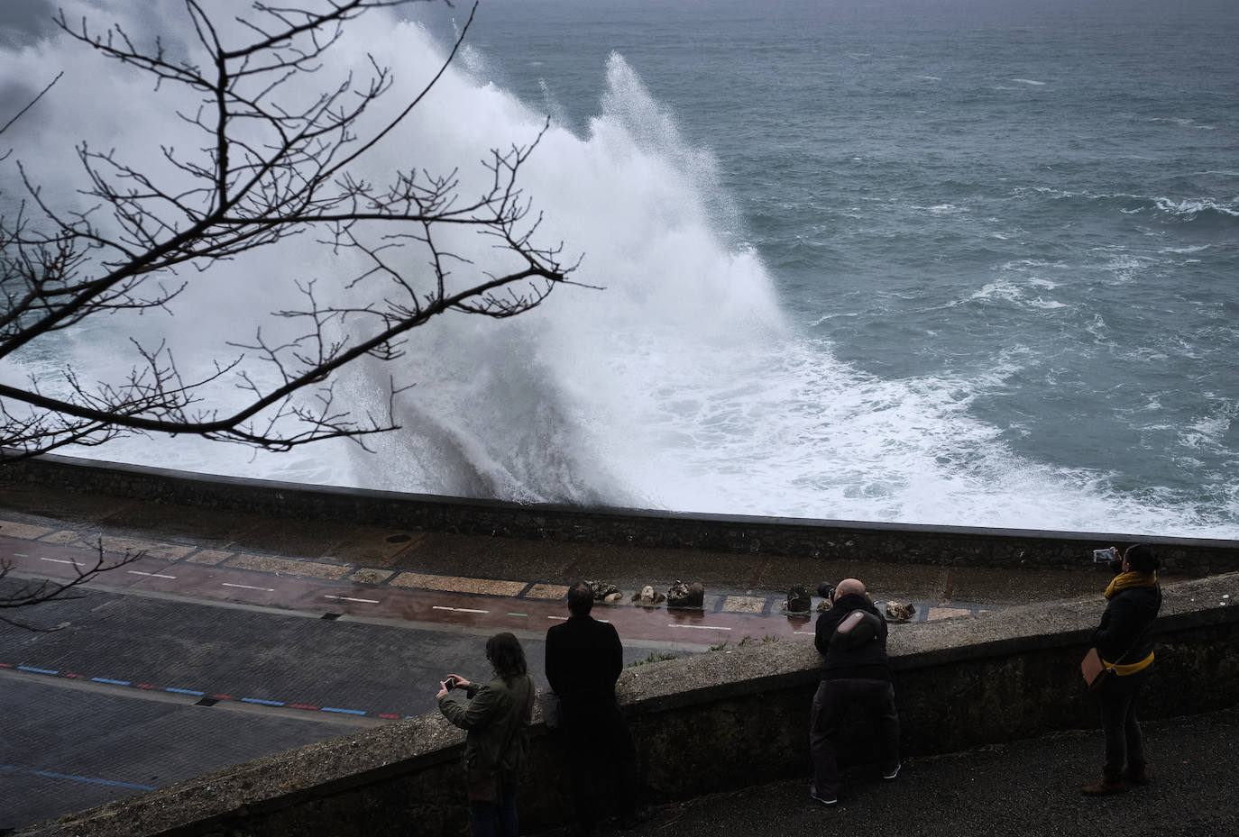 Localidades costeras como Donostia y Zarautz se blindan ante el fuerte oleaje
