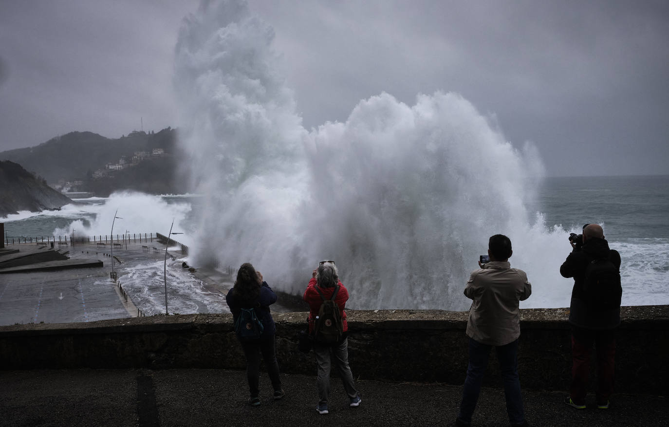 Localidades costeras como Donostia y Zarautz se blindan ante el fuerte oleaje