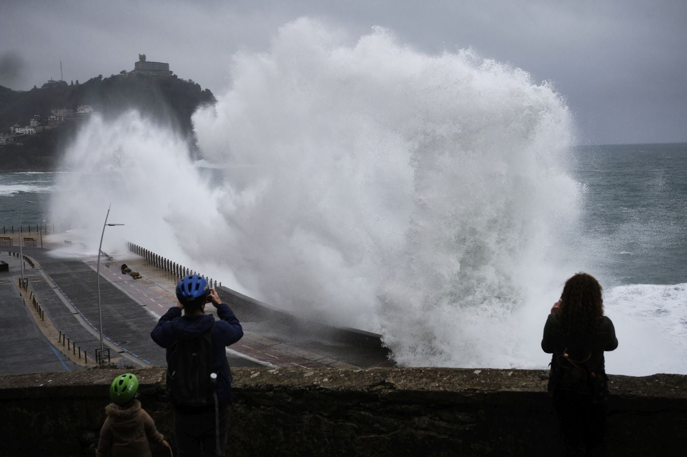 Localidades costeras como Donostia y Zarautz se blindan ante el fuerte oleaje