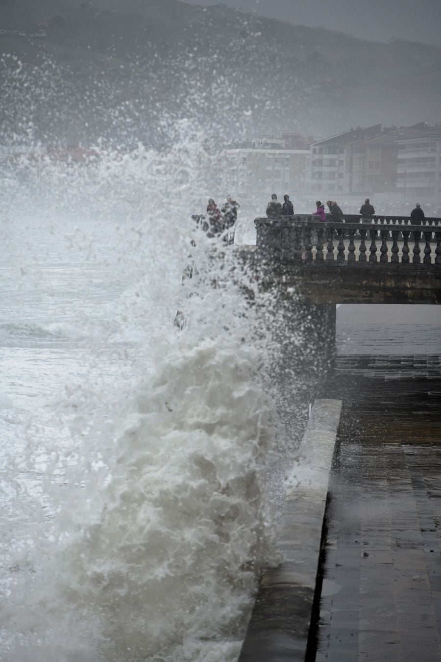 Localidades costeras como Donostia y Zarautz se blindan ante el fuerte oleaje