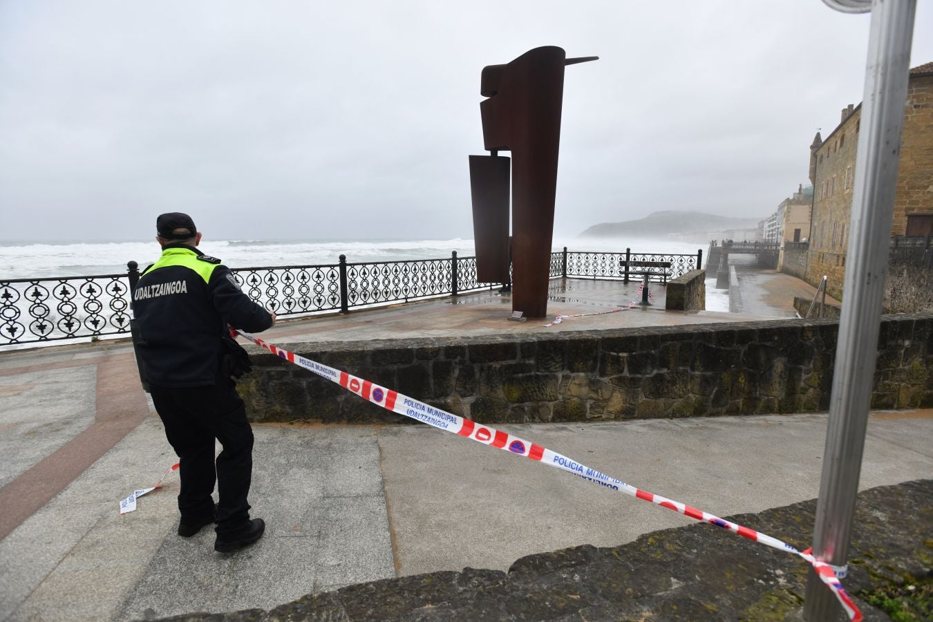 Localidades costeras como Donostia y Zarautz se blindan ante el fuerte oleaje
