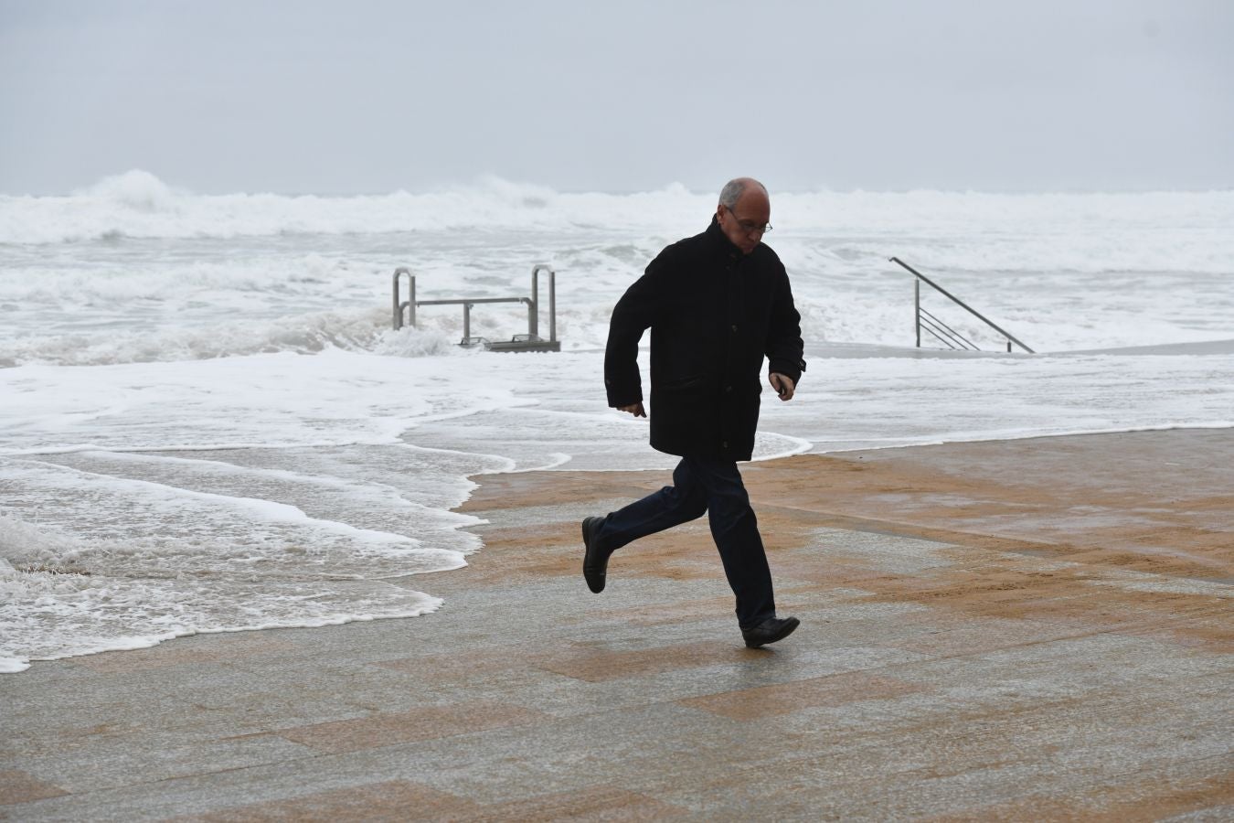 Localidades costeras como Donostia y Zarautz se blindan ante el fuerte oleaje