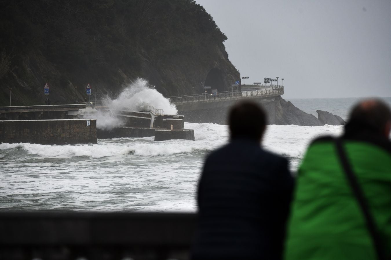 Localidades costeras como Donostia y Zarautz se blindan ante el fuerte oleaje