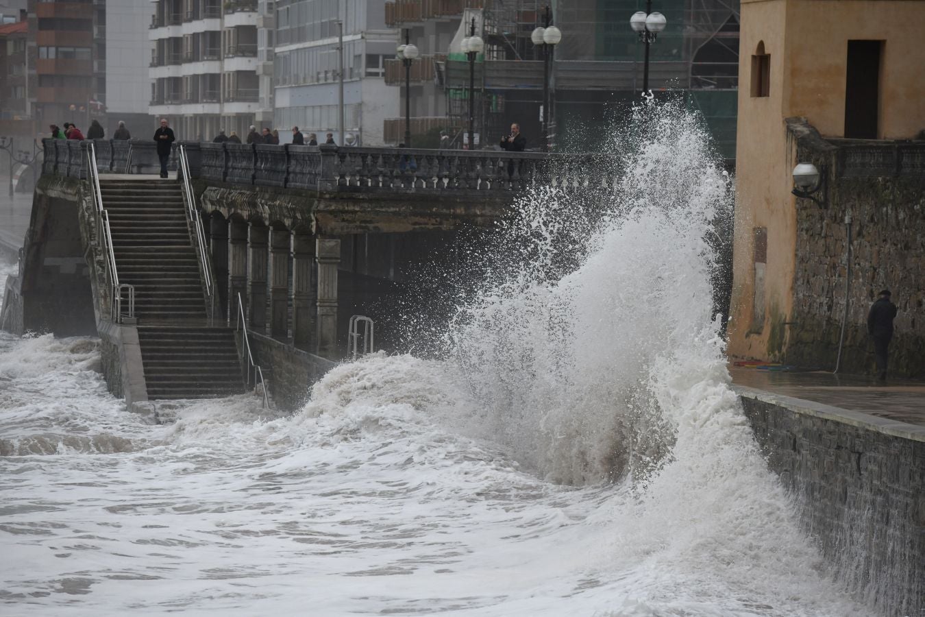 Localidades costeras como Donostia y Zarautz se blindan ante el fuerte oleaje