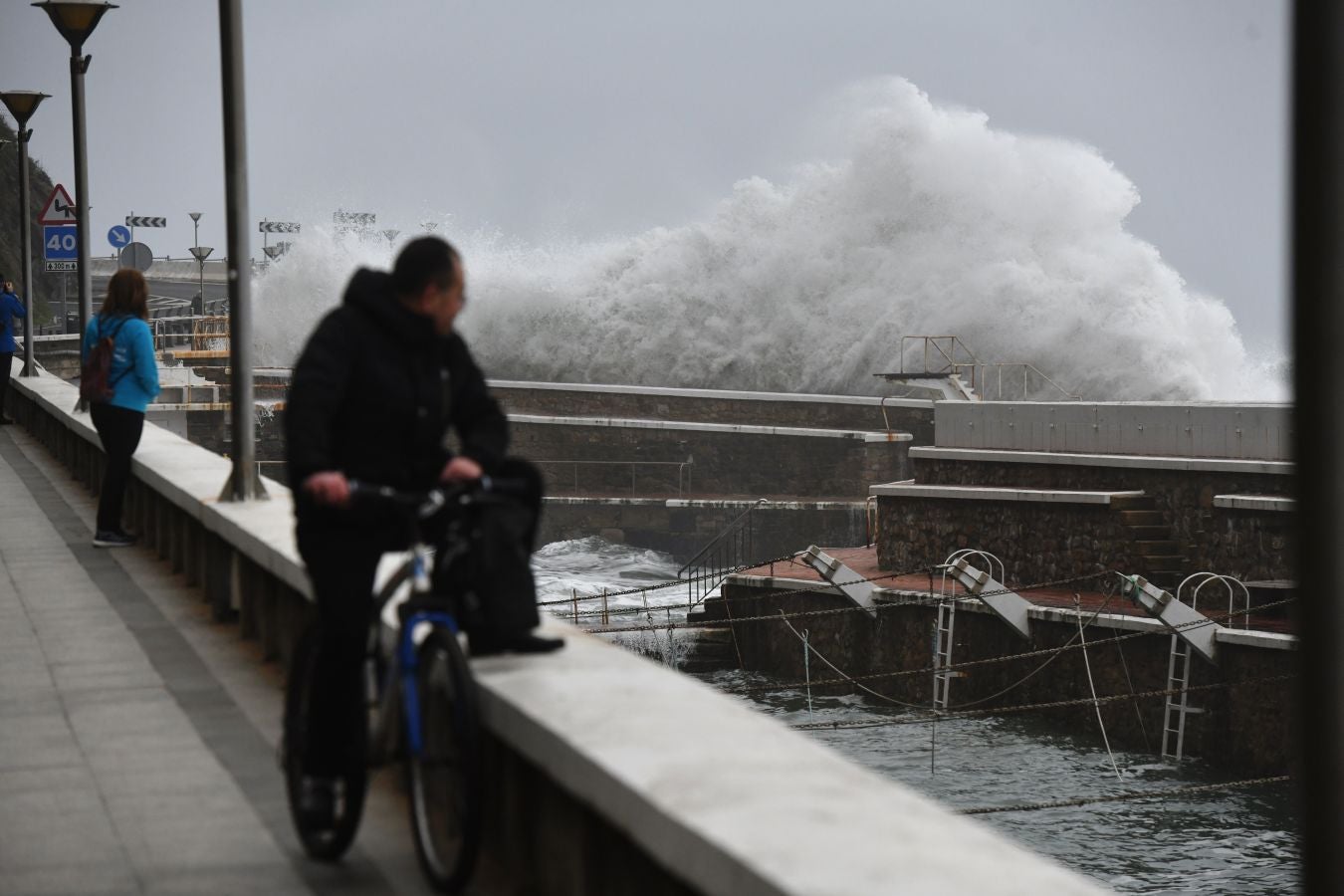 Localidades costeras como Donostia y Zarautz se blindan ante el fuerte oleaje