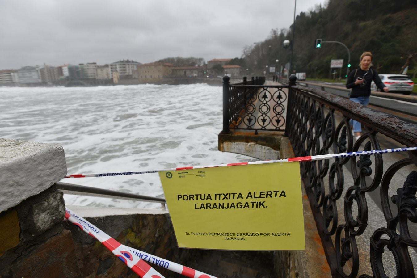 Localidades costeras como Donostia y Zarautz se blindan ante el fuerte oleaje