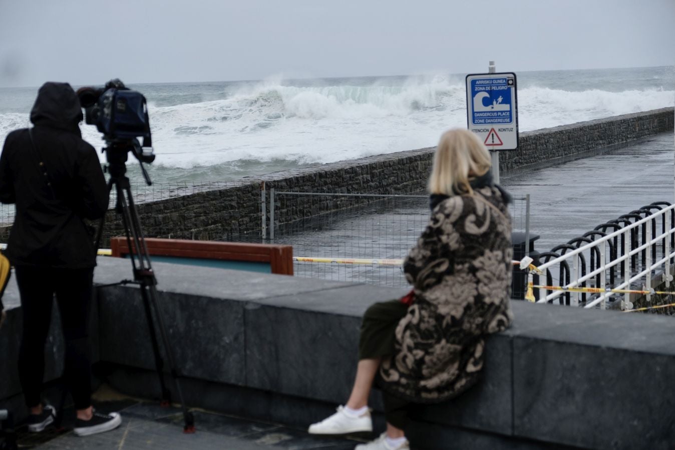 Localidades costeras como Donostia y Zarautz se blindan ante el fuerte oleaje