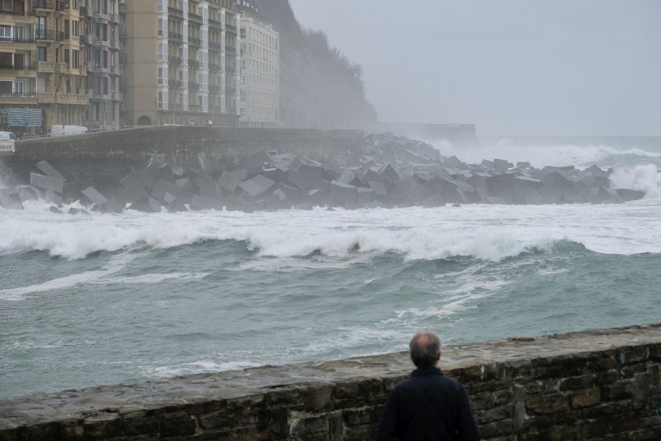 Localidades costeras como Donostia y Zarautz se blindan ante el fuerte oleaje