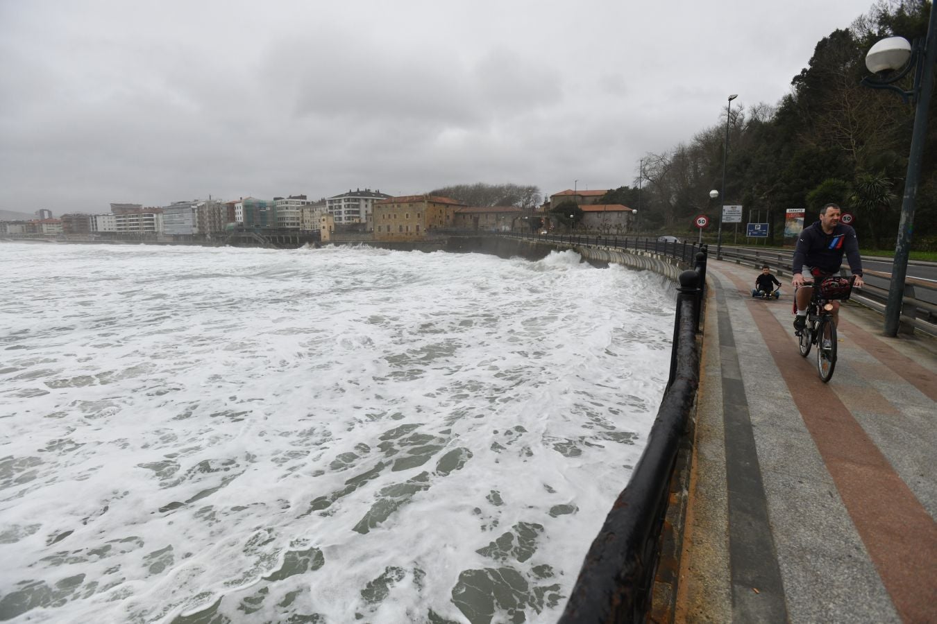 Localidades costeras como Donostia y Zarautz se blindan ante el fuerte oleaje