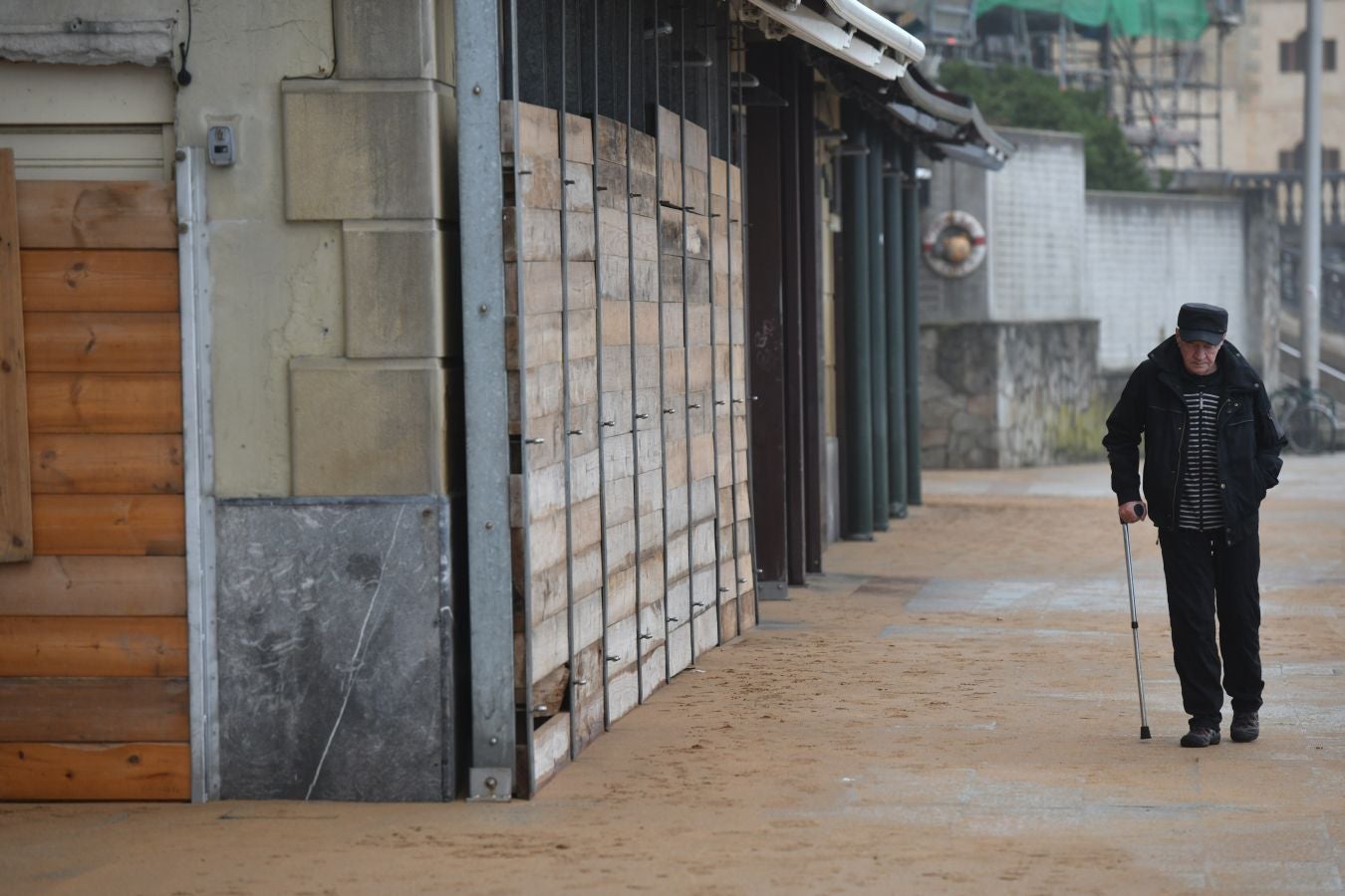 Localidades costeras como Donostia y Zarautz se blindan ante el fuerte oleaje