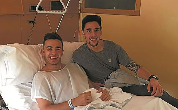 Mario Capelete recibió la visita de Merquelanz cuando se lesionó en la rodilla y fue operado.