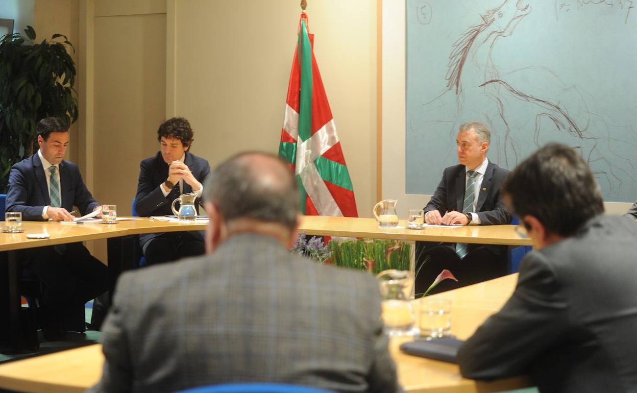 Urkullu se ha reunidos con los alcaldes de Ermua, Zaldibar y Eibar, además de con el diputado general de Bizkaia