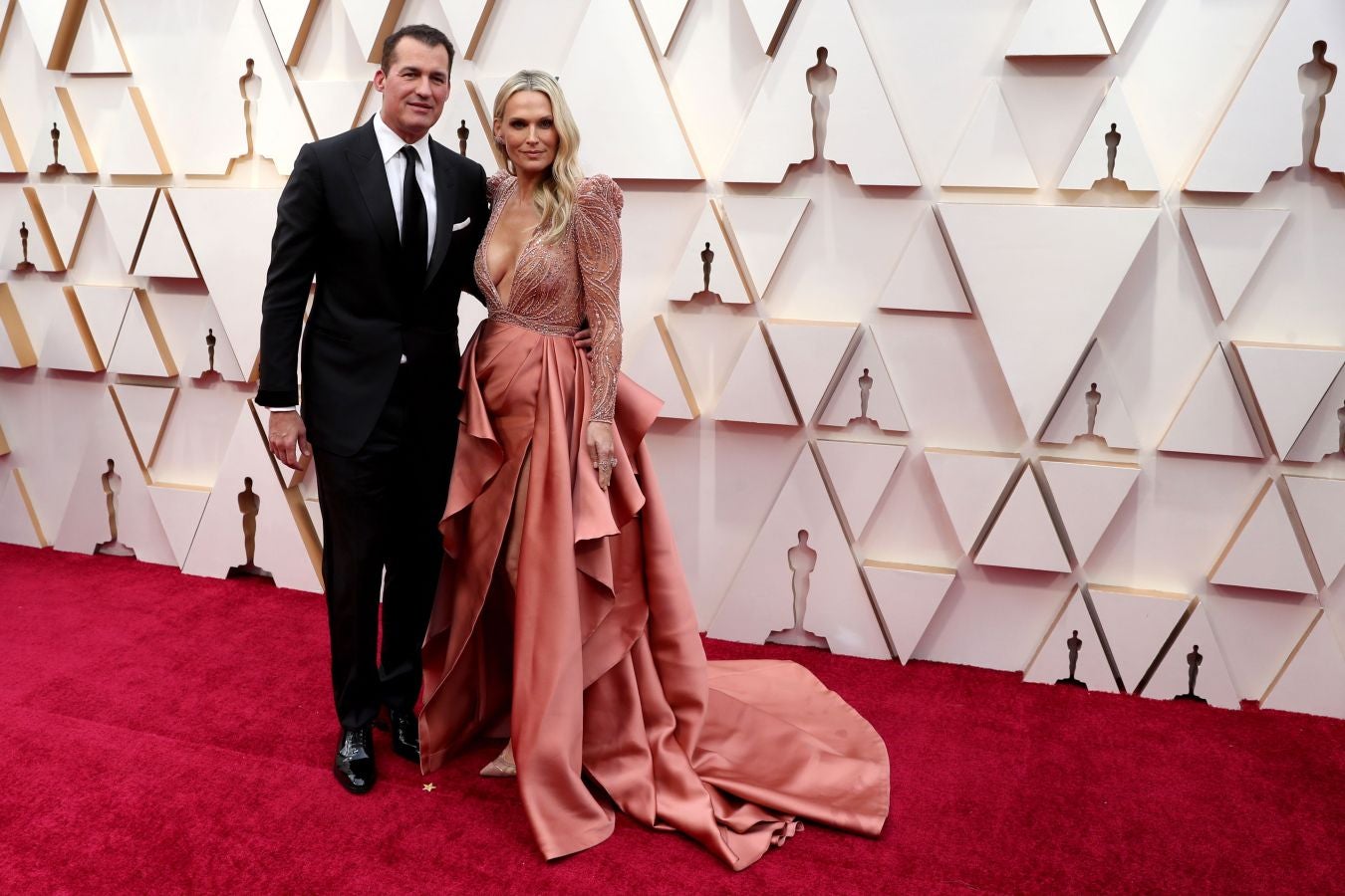 Las lentejuelas, los terciopelos, los tules, las pajaritas, los blancos, los negros, los dorados y los rojos han sido los protagonistas de los mejores looks de la 92ª edición de la alfombra roja de los Oscar. Una ‘red carpet’ en la que ellas, con vestidos menos estridentes que en años anteriores; y ellos, fieles al ‘smoking’, han acaparado los flashes de los cientos de medios de comunicación que se han acercado a Los Ángeles