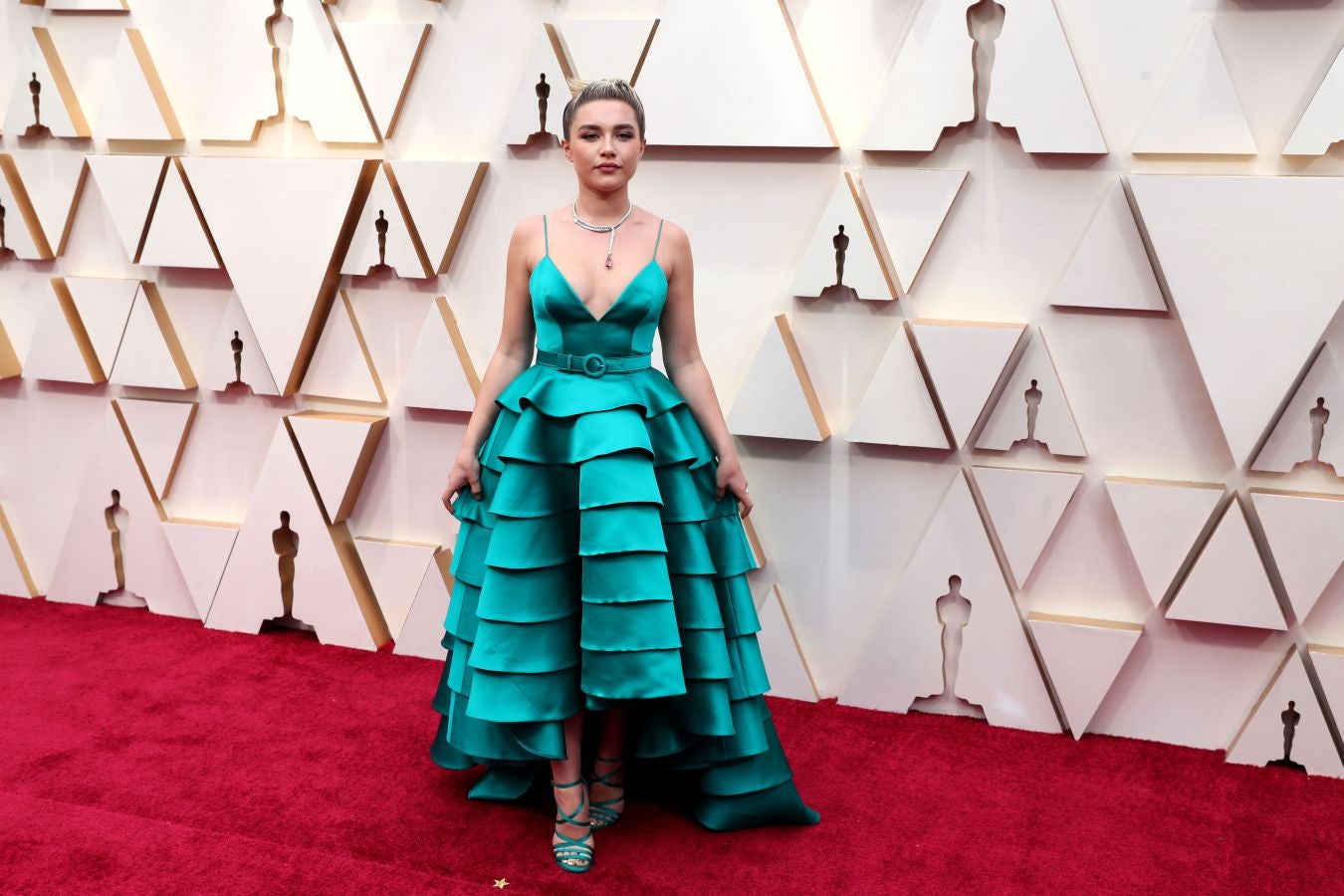 Las lentejuelas, los terciopelos, los tules, las pajaritas, los blancos, los negros, los dorados y los rojos han sido los protagonistas de los mejores looks de la 92ª edición de la alfombra roja de los Oscar. Una ‘red carpet’ en la que ellas, con vestidos menos estridentes que en años anteriores; y ellos, fieles al ‘smoking’, han acaparado los flashes de los cientos de medios de comunicación que se han acercado a Los Ángeles