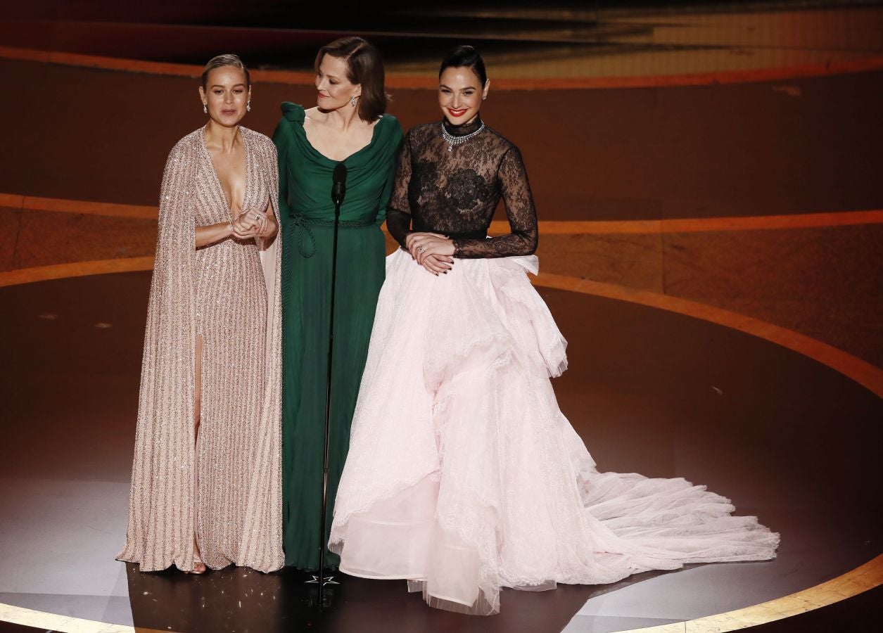 Las lentejuelas, los terciopelos, los tules, las pajaritas, los blancos, los negros, los dorados y los rojos han sido los protagonistas de los mejores looks de la 92ª edición de la alfombra roja de los Oscar. Una ‘red carpet’ en la que ellas, con vestidos menos estridentes que en años anteriores; y ellos, fieles al ‘smoking’, han acaparado los flashes de los cientos de medios de comunicación que se han acercado a Los Ángeles